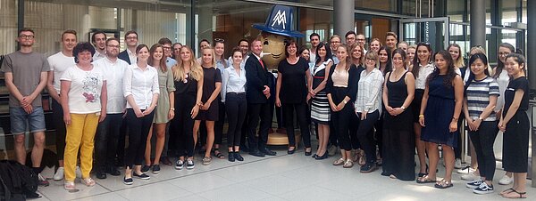 Prof. Müller mit dem HGF-Messeteam und HTWK-Kursteilnehmern
