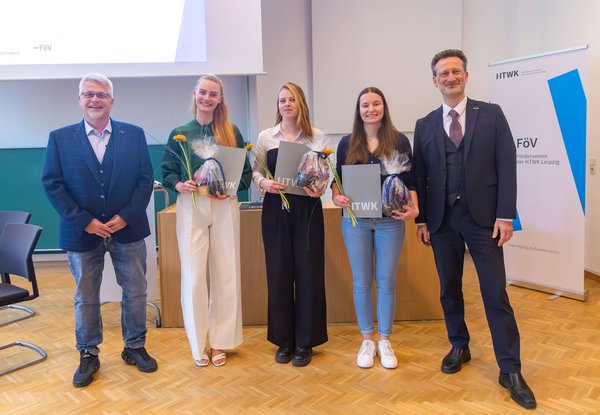 v. l. n. r.: Prof. Lutz Engisch, Anne Rübe, Johanna Marie Lewandowski, Hannah Liebscher, Prof. Jean-Alexander Müller Gruppe dreier Studentinnen zwischen zwei Professoren in Hörsaal