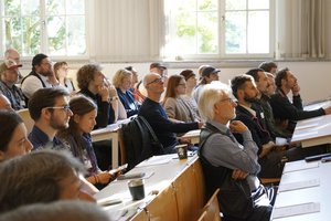 Nachhaltig Bauen und Sanieren 2026 zuhörende Gäste im Hörsaal