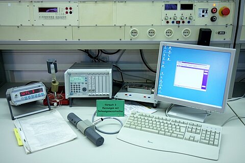 Diverse Messgeräte und Monitore im Labor
