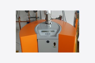 Nahaufnahme orangefarbener Heizkessel