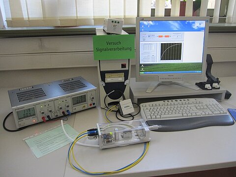 Diverse Messgeräte und Monitore im Labor
