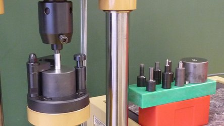 Maschine mit verschiedenen Aufsätzen für Werkzeuge