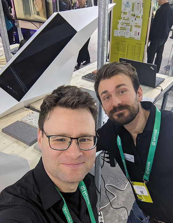 Klimafestival Stefan Huth und David Simonis beim Klimafestival in Berlin vor einem Solar.Shell-Modul