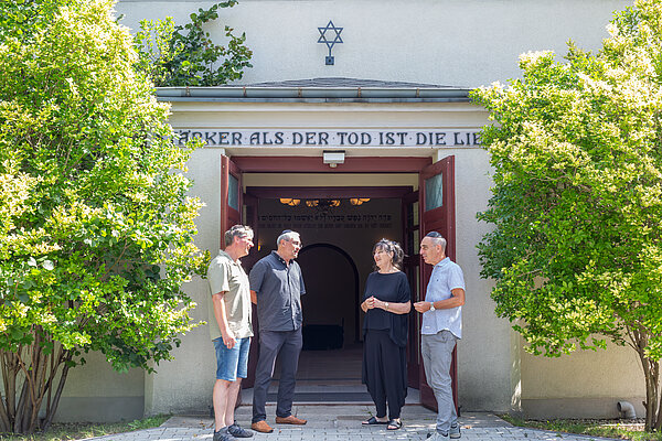 Neuer Israelitischer Friedhof Vier Personen stehen vor dem Eingang der Trauerhalle am Neuen Israelitischen Friedhof Leipzigs