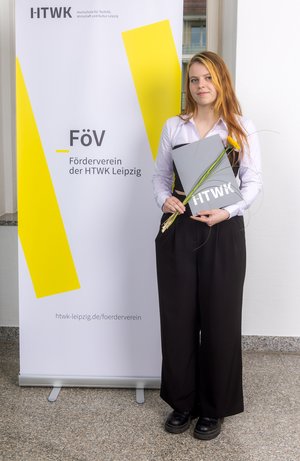 Johanna Marie Lewandowski Frau vor Plakat