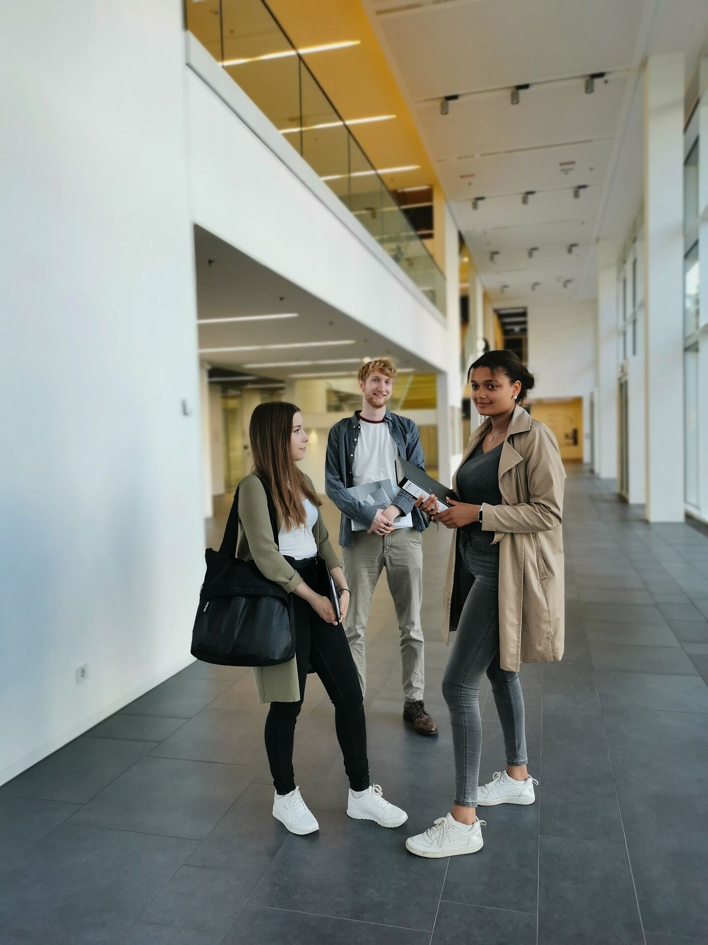 (Foto: Lina Brandt/HTWK Leipzig) drei Personen in einem modernen Foyer