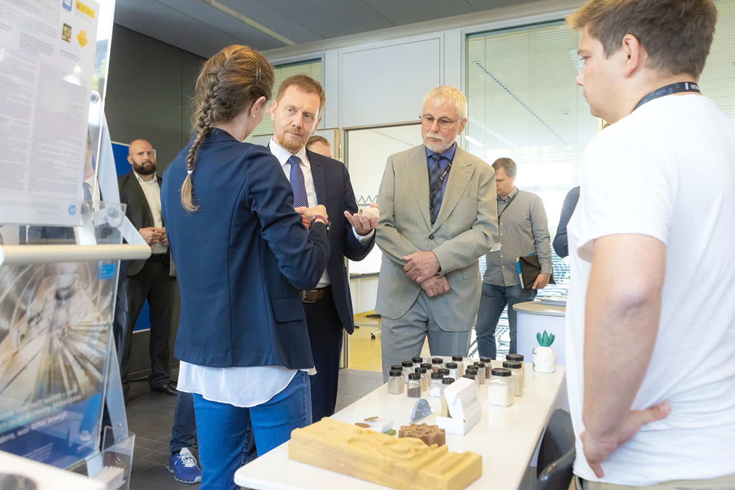 Ministerpräsident Michael Kretschmer und Tagungsleiter Prof. Schulze am SamSax Stand mit Lisa Kühnel