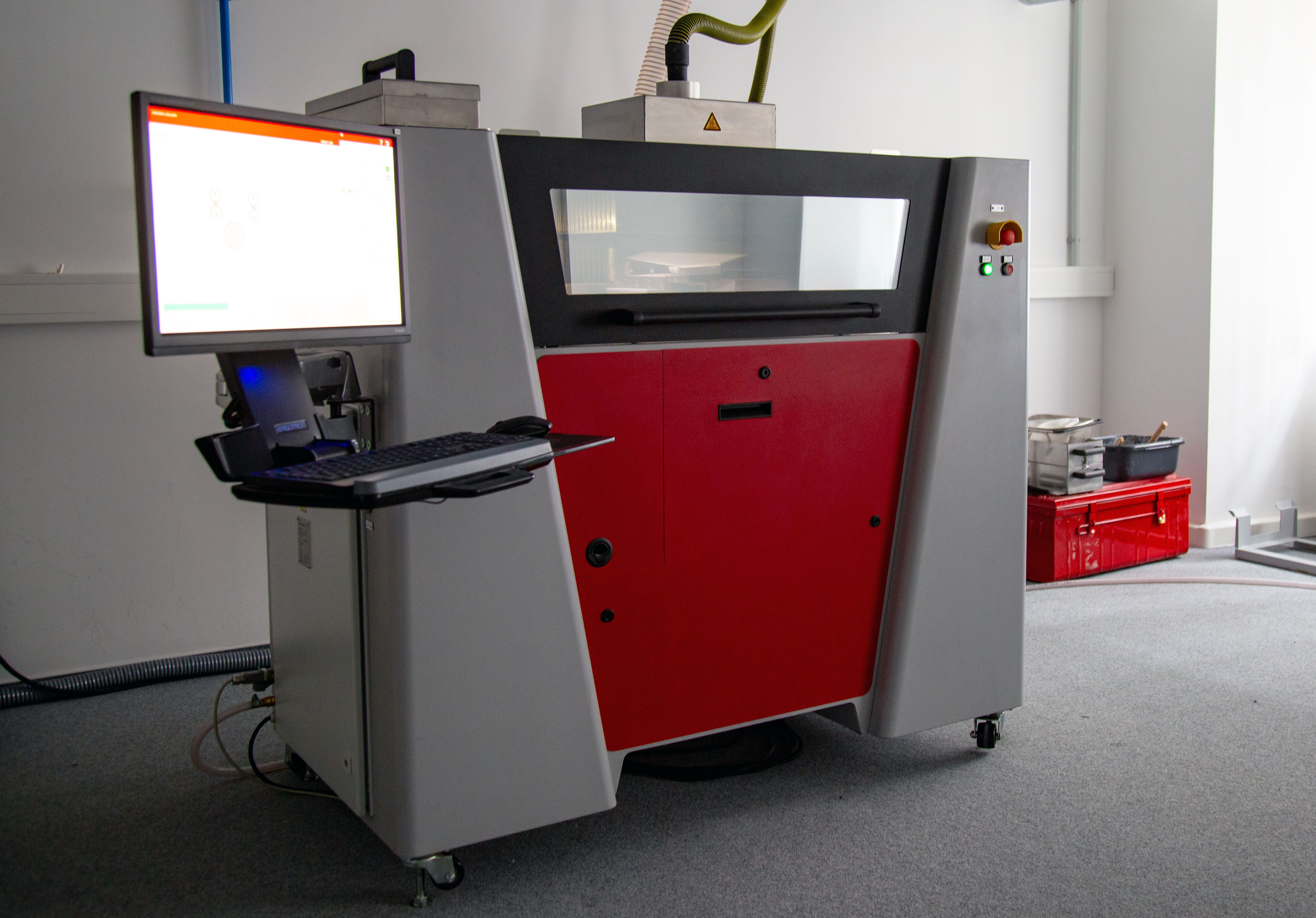 Ein Drucker steht im Raum