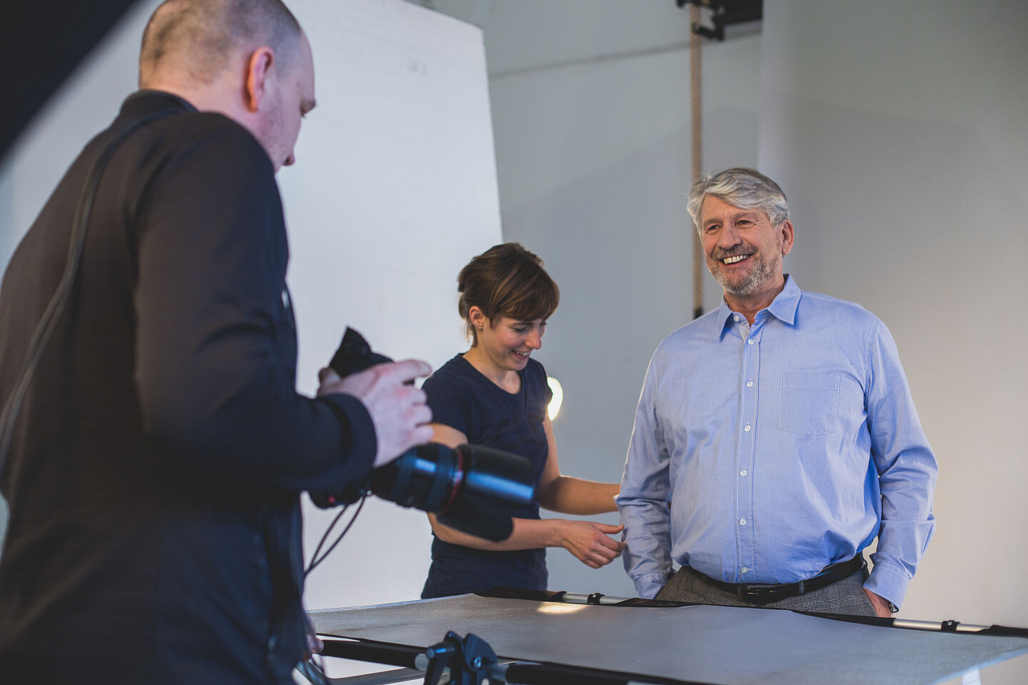 Beim Fotoshooting in Berlin: Norbert Hippler wird von einer 