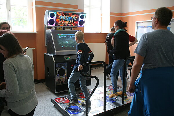 Die HTWK Leipzig feiert 15 Jahre Computerspielebegeisterung - im nächsten Jahr ist die LNC dann hoffentlich auch wieder in Präsenz möglich. (Bild von 2018 Die Lange Nacht der Computerspiele – ein Event für die ganze Familie. (Bild von 2018; Foto: HTWK Leipzig)