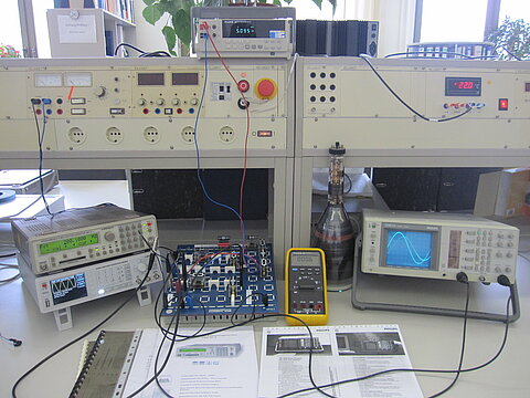Diverse Messgeräte und Monitore im Labor