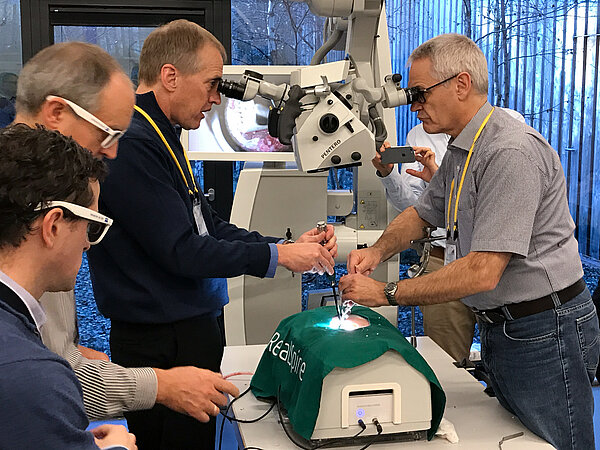 Chirurgisches Training in Davos Die Chirurgen Dr. Steven Theiss und Dr. Andreas Korge demonstrieren den Kursteilnehmer die Vorgehensweise bei einer Bandscheibenoperation.