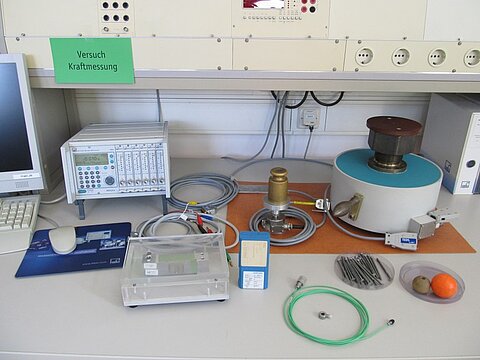Diverse Messgeräte und Monitore im Labor