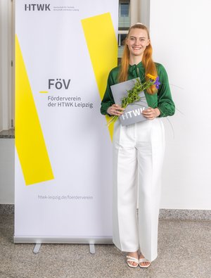 Anne Rübe Frau in weißer Hose vor Plakat