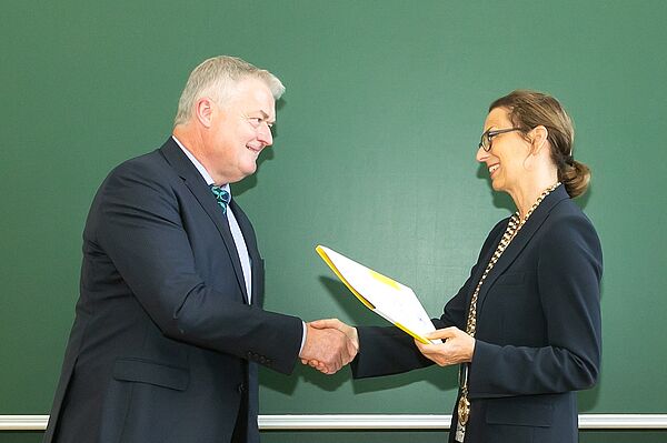 Prof. Gesine Grande, Rektorin der HTWK Leipzig, überreicht Siegfried Bülow die Bestellungsurkunde. (Foto: Swen Reichhold/HTWK Leipzig)