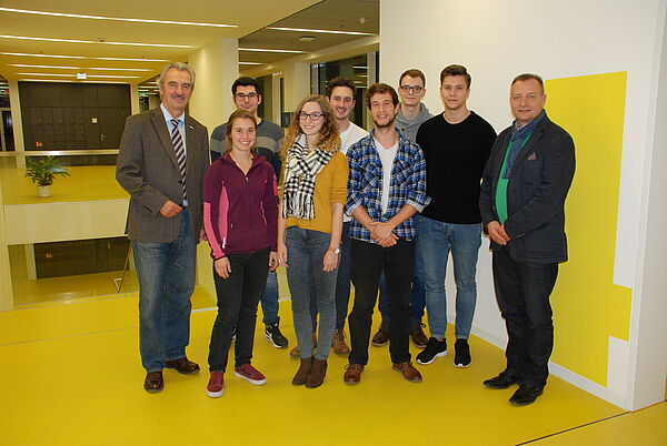 Gruppenfoto der DVGW-HSG Leipzig: (von rechts hinten nach links vorne): Holger Thieme (DVGW-BG Leipzig), Maximilian Henkel, Jonas Sperlich, Robin Pischko, Christopher Knorr (WiMa, HTWK Leipzig), Prof. Michael Kubessa, Johanna Jachmann, Stefanie Penzel, Levi Domsch (Foto: Angela Sommer)