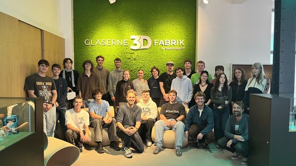 In der Einführungswoche ging es für die 3D-Druck-Studierenden auf Exkursion zur RapidObject GmbH. (Foto: Katharina Roeber) In der Einführungswoche ging es für die 3D-Druck-Studierenden auf Exkursion zur RapidObject GmbH. (Foto: Katharina Roeber)