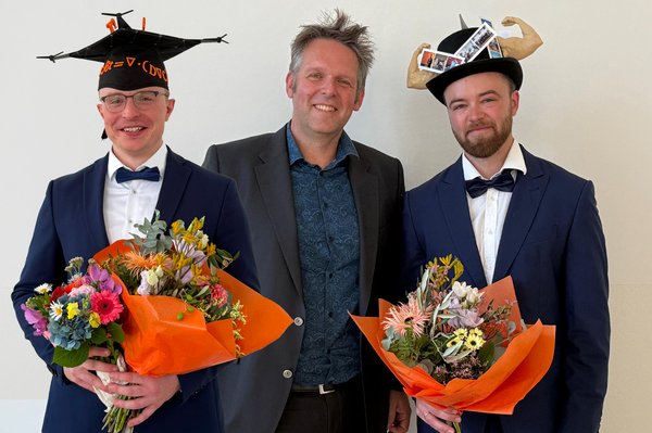 Fotocollage mit Promovenden und in der Mitte der Professor, Portraifoto-Stil