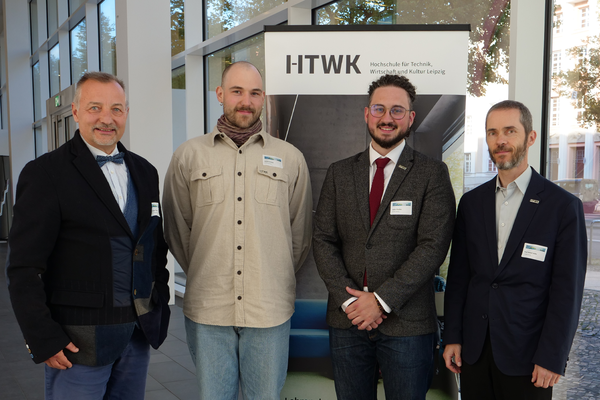 Gruppenfoto vor HTWK Banner