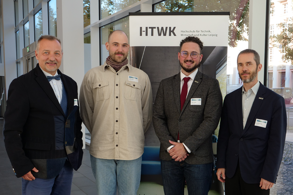 Gruppenfoto vor HTWK Banner