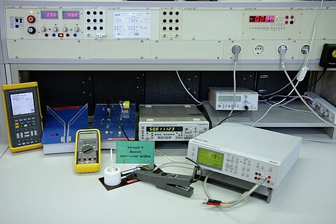 Diverse Messgeräte und Monitore im Labor