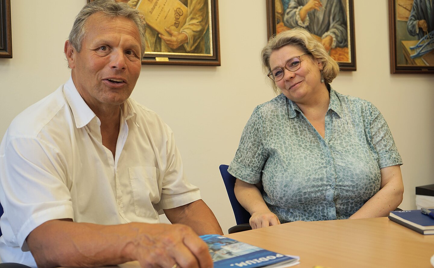 Honorarprofessoren Thomas Schmertosch und Birgit Reißig (Foto: Reinhard Franke) Honorarprofessoren Thomas Schmertosch und Birgit Reißig sitzen an einem Tisch im Senatsvorraum der Hochschule