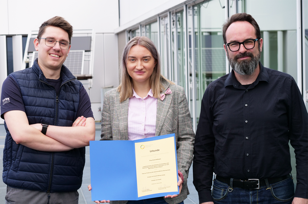 Gruppenfoto der Personen, Nahaufnahme im Portrait, Anna Luna hält Zertifikat in der Hand