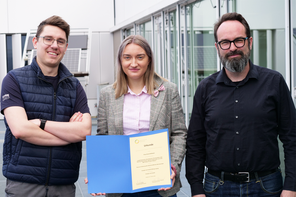 Gruppenfoto der Personen, Nahaufnahme im Portrait, Anna Luna hält Zertifikat in der Hand