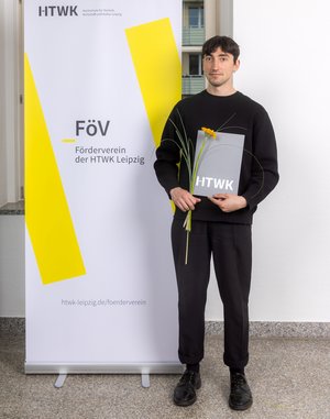 Alexander Ostrovskis Mann vor Plakat