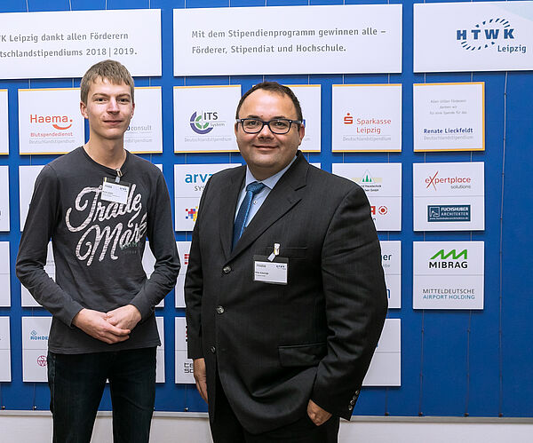 Informatik-Student und Stipendiat Marvin Jenkel (links) mit seinem Förderer Mike Eckenigk, ITS System GmbH. (Foto: Swen Reichhold/HTWK Leipzig)