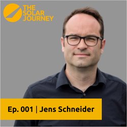 Portraitfoto, Schriftzug The Solar Journey/Verlinkung führt zum Podcast