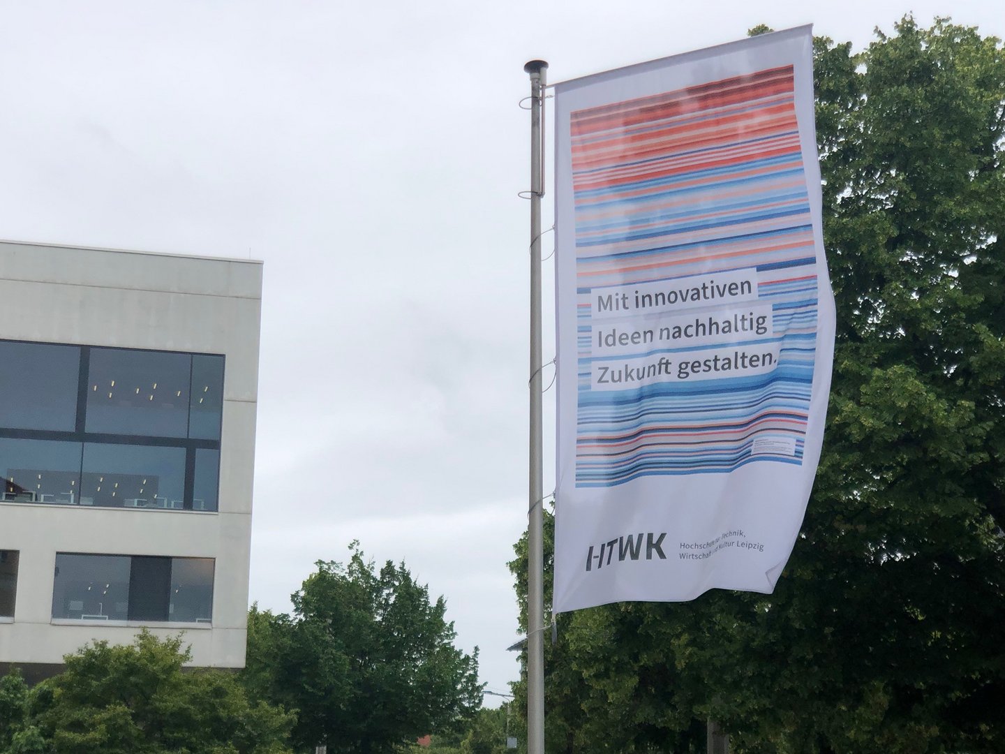 gestreifte Flagge weht im Wind