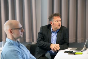 zwei Männer sind im Profil zu sehen