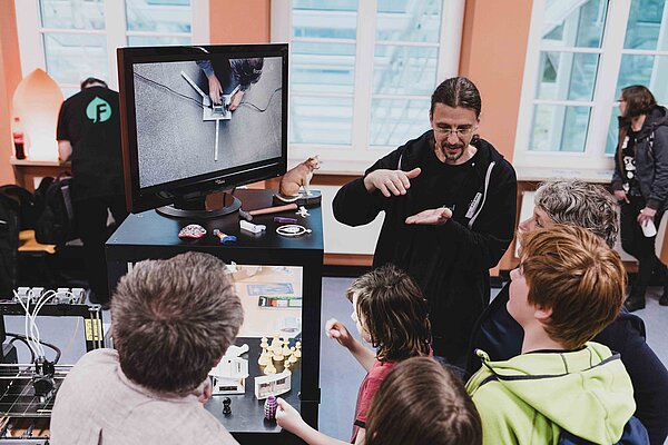 Das Team der Langen Computerspielenacht der HTWK Leipzig wird ausgezeichnet Das Team der LNC ist "Persönlichkeit des Jahres"