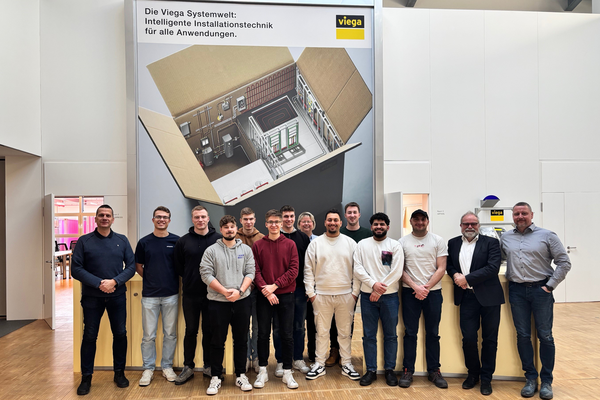 Gruppenfoto, im Hintergrund Skizze und Viega-Logo