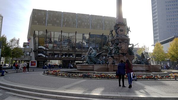 Standbild aus Sendung campus compact: Gewandhaus zu Leipzig und Mendebrunnen