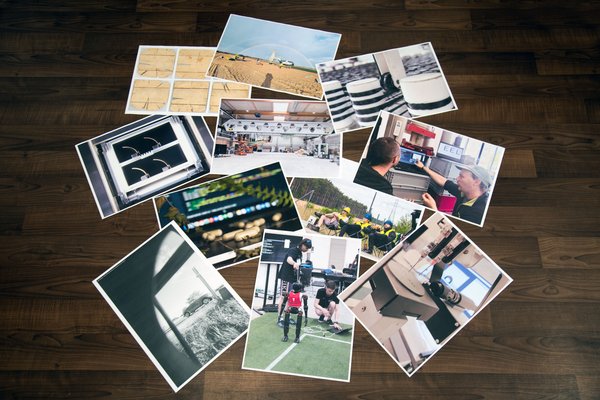 Einsendungen 2026 ausgedruckte Bilder liegen auf dem Boden verteilt
