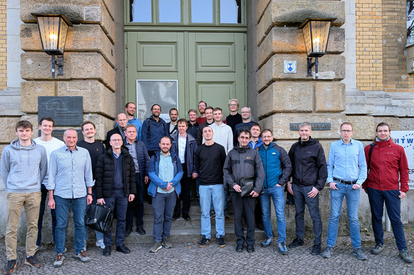 Gruppenfoto auf der Treppe des Eingangs des Gebäudes