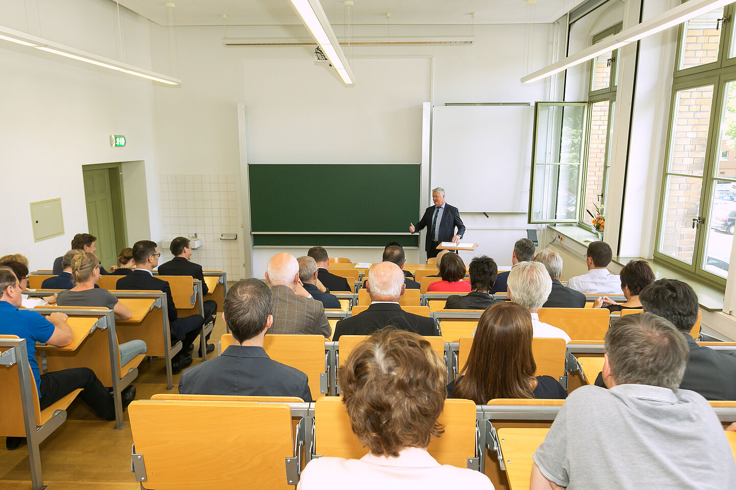 Siegfried Bülow bei seiner Antrittsvorlesung im Wiener-Bau. (Swen Reichhold/HTWK Leipzig)