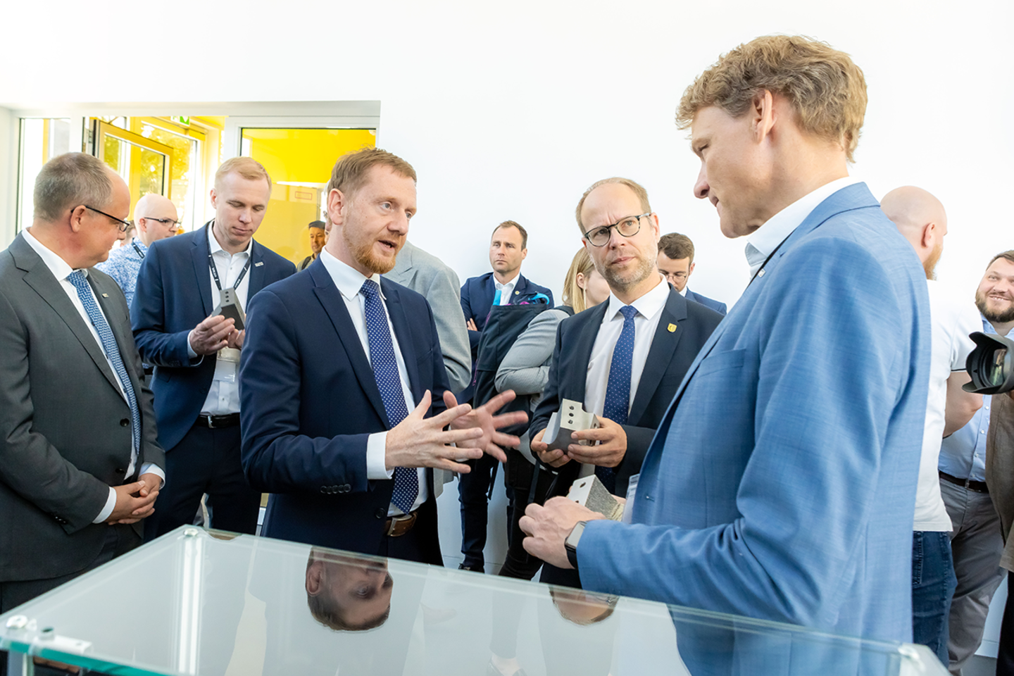 Ministerpräsident Michael Kretschmer schaut sich 3D-gedruckte Fassadenteile des FLEX-Projektes an