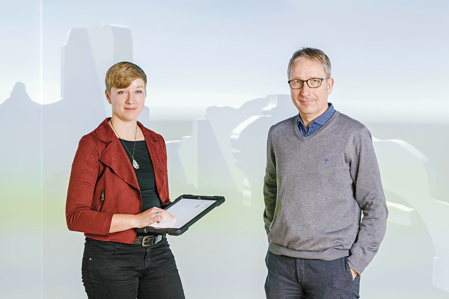 Cave Ilka Viehmann und Prof. Ulrich Weferling in der Cave vor der 360-Grad-Projektion der Villa Sette Bassi