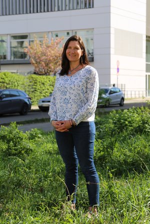 Prof. Dr. Lara Ducate Eine Frau ist im Portrait zu sehen