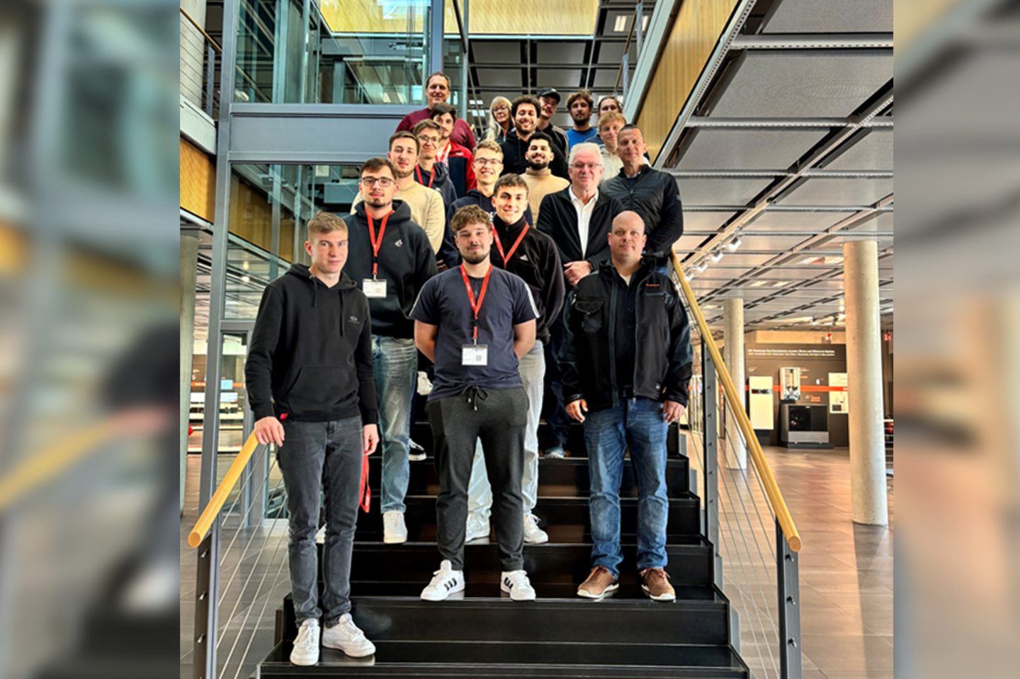 Gruppenfoto der Seminargruppe von Prof. Guzek auf einer Treppe im Viessmann Werk Allendorf