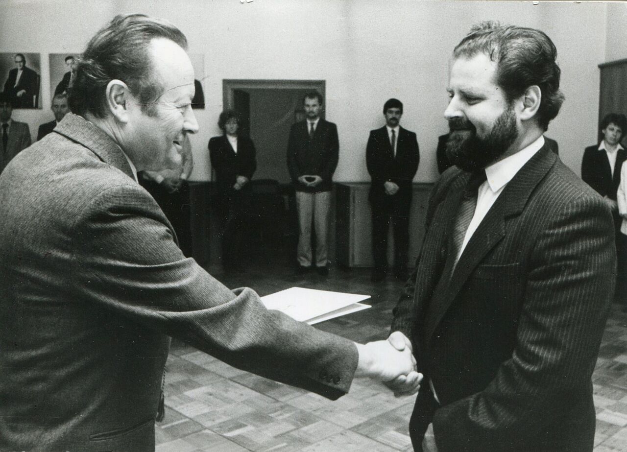 Bei der Übergabe des Diplomzeugnisses an Reinhard Böhm durch Prof. Beyer, 1976 (Foto: privat)