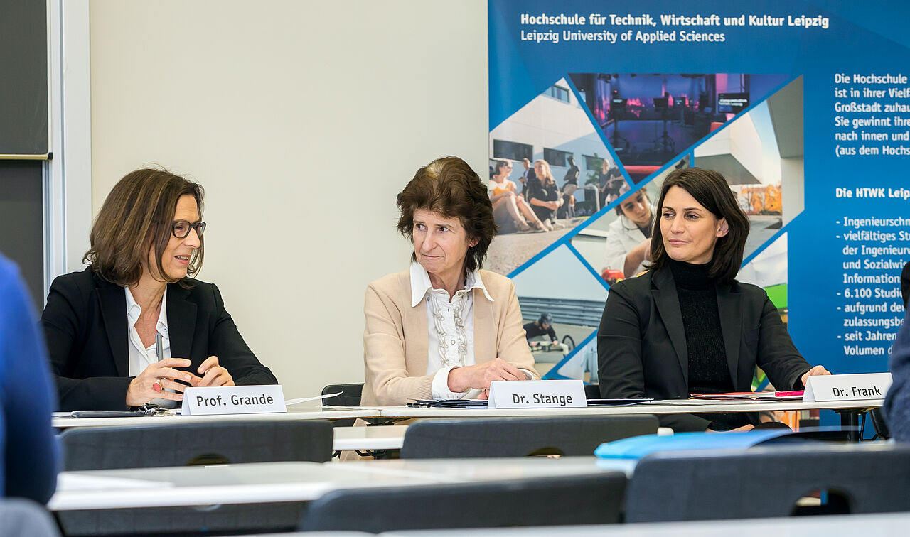 Auf dem Podium der Pressekonferenz: Prof. Gesine Grande, Dr. Eva-Maria Stange und Dr. Elke Frank. (Foto: Swen Reichhold/HTWK Leipzig)