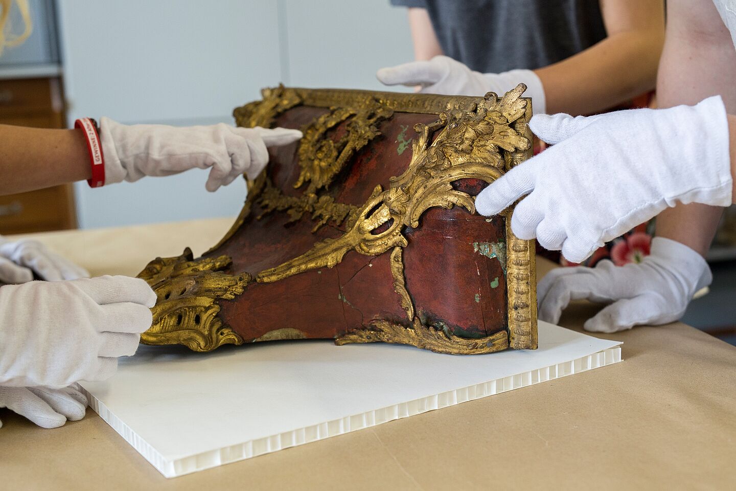 Im Mittelpunkt des Studiums steht die Auseinandersetzung mit den musealen Objekten wie dieser Wandkonsole. Wer wissen möchte, aus welcher Zeit sie stammt, sollte das Schnupperwochenende besuchen. (Foto: Lara Müller/HTWK Leipzig) Im Mittelpunkt des Studiums steht die Auseinandersetzung mit den musealen Objekten wie dieser Wandkonsole. Wer wissen möchte, aus welcher Zeit sie stammt, sollte das Schnupperwochenende besuchen. (Foto: Lara Müller/HTWK Leipzig)