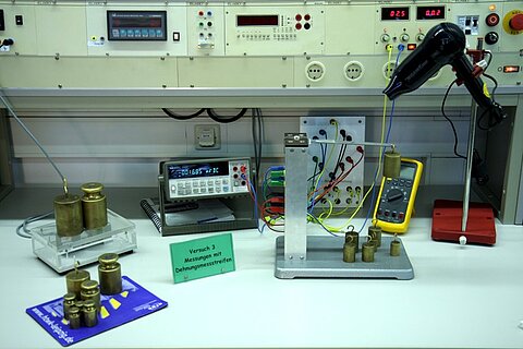 Diverse Messgeräte und Monitore im Labor