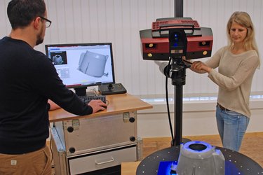 Students operate 3D scanners