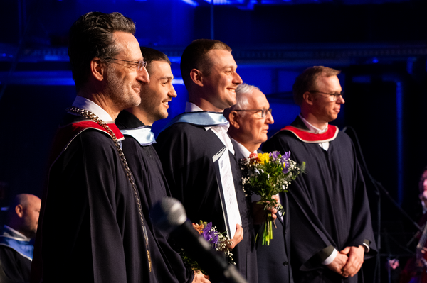 Gruppenfoto von der Seite, Preisträger halten Blumen in der Hand